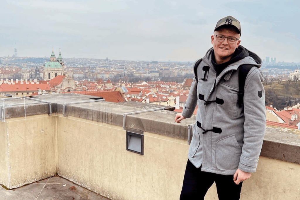 Michal na střeše s výhledem na Prahu