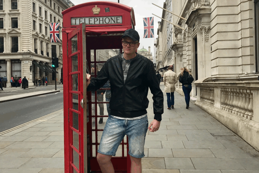 Michal u telefonní budky v Londýně během studií